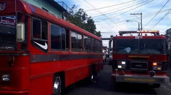 Granada explota dentro de autobús en Guatemala; reportan 7 heridos