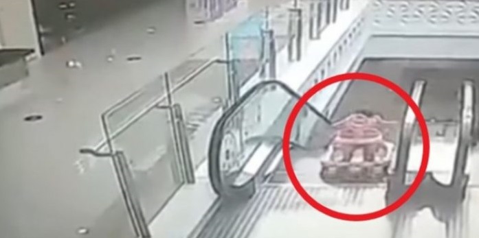 Escapa bebé de su mamá y se cae por escaleras eléctricas en China