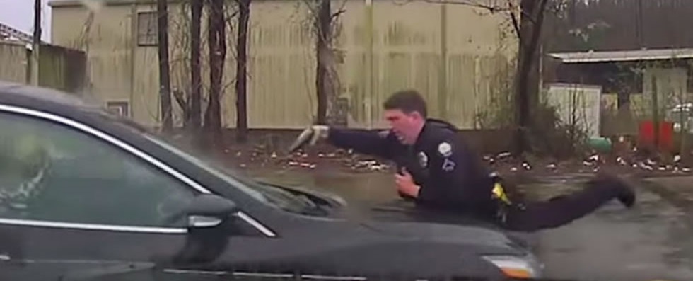 VIDEO: Policía de EU dispara 16 veces a un hombre que se negó a bajar de vehículo robado