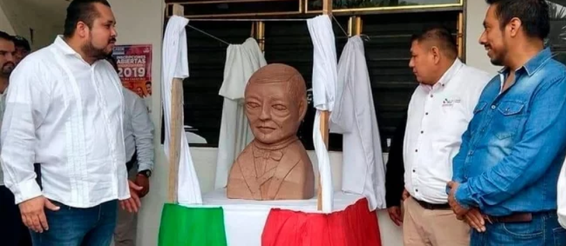 Hacen memes de busto de Benito Juárez develado en San Luis Potosí