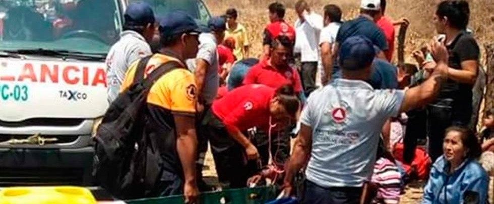 Vuelca autobús rumbo a las Grutas de Cacahuamilpa; 40 lesionados