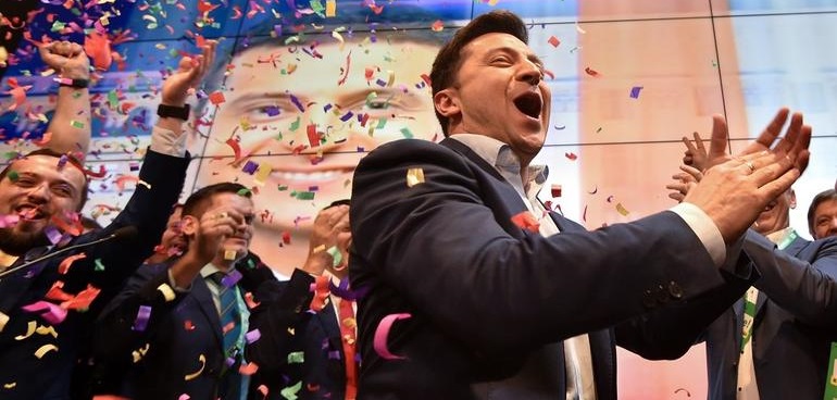 Comediante ganó elecciones y será presidente de Ucrania