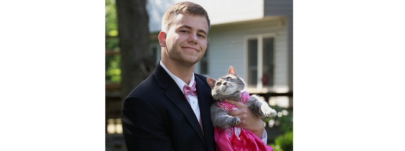 Lleva a su gata al baile de graduación