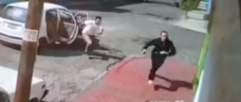 Aterrador: Mujer corre y escapa de secuestrador (VIDEO)