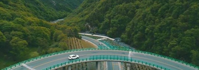 Inaugura China autopista que construyeron sin cortar un solo árbol
