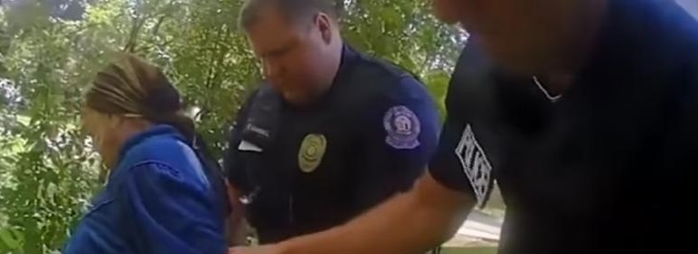 Publican vídeo del brutal arresto de una anciana por policías de EUA