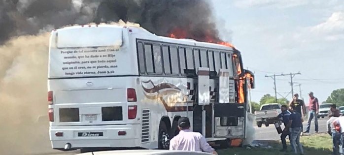 Se incendia camión de pasajeros en carretera a Álvaro Obregón