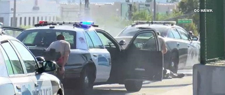 Momento donde confrontan policías a exconvicto en California (VIDEO)