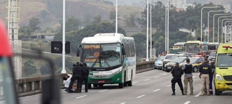 Secuestra autobús en Río de Janeiro; lo abate francotirador