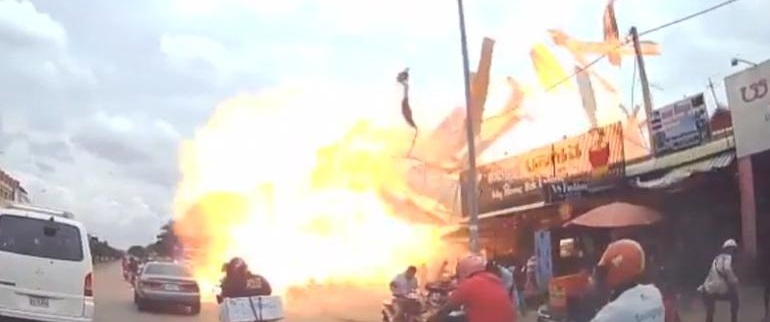 Impactante momento de terrible explosión en gasolinera (VIDEO)