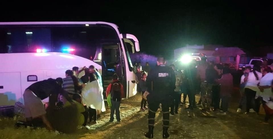 Hallan autobús secuestrado con migrantes