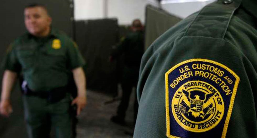 Exoficial de inmigración de EU enfrenta deportación tras descubrirse que nació en México