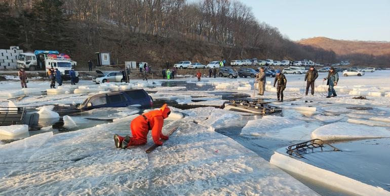 Aparcan rusos sobre el hielo y ¡30 autos se hunden! (VIDEO)