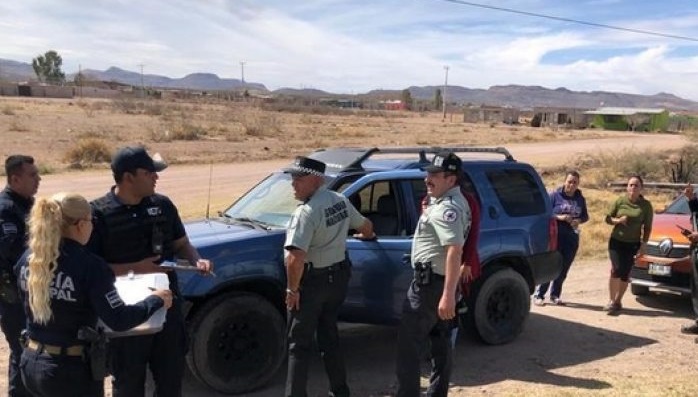 Policías de Meoqui y federales aseguran camioneta robada