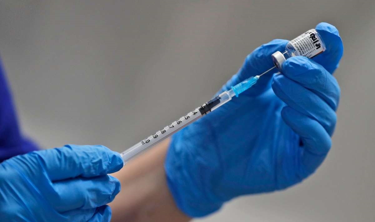 Piden premios nobel suspender patentes de vacunas contra covid-19