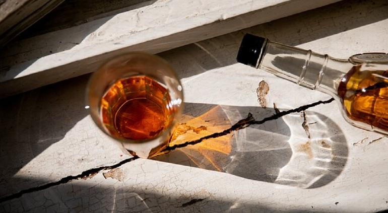 Murieron 16 personas por beber alcohol casero falso en Lituania