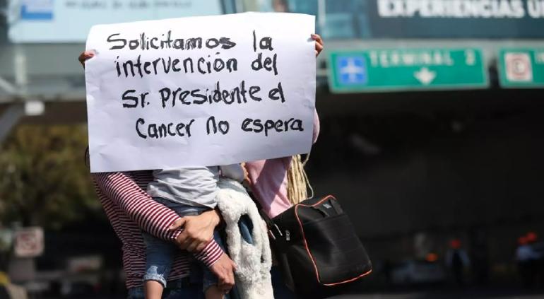 Bloquean papás de niños con cáncer acceso al AICM; exigen medicinas