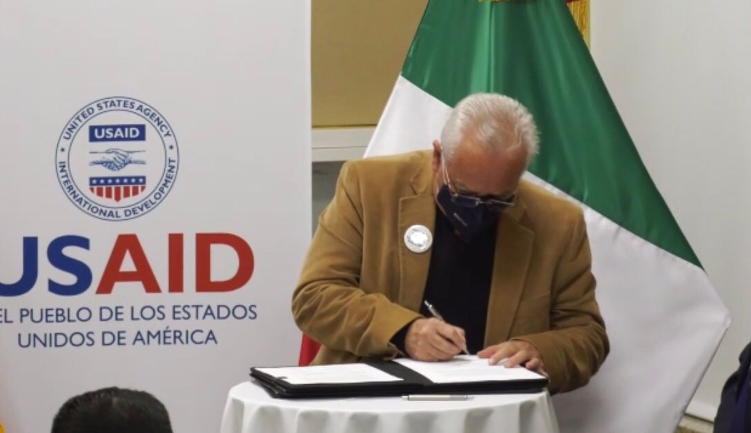 Participa Beto Pérez en firma de convenio entre Maru Campos y USAID