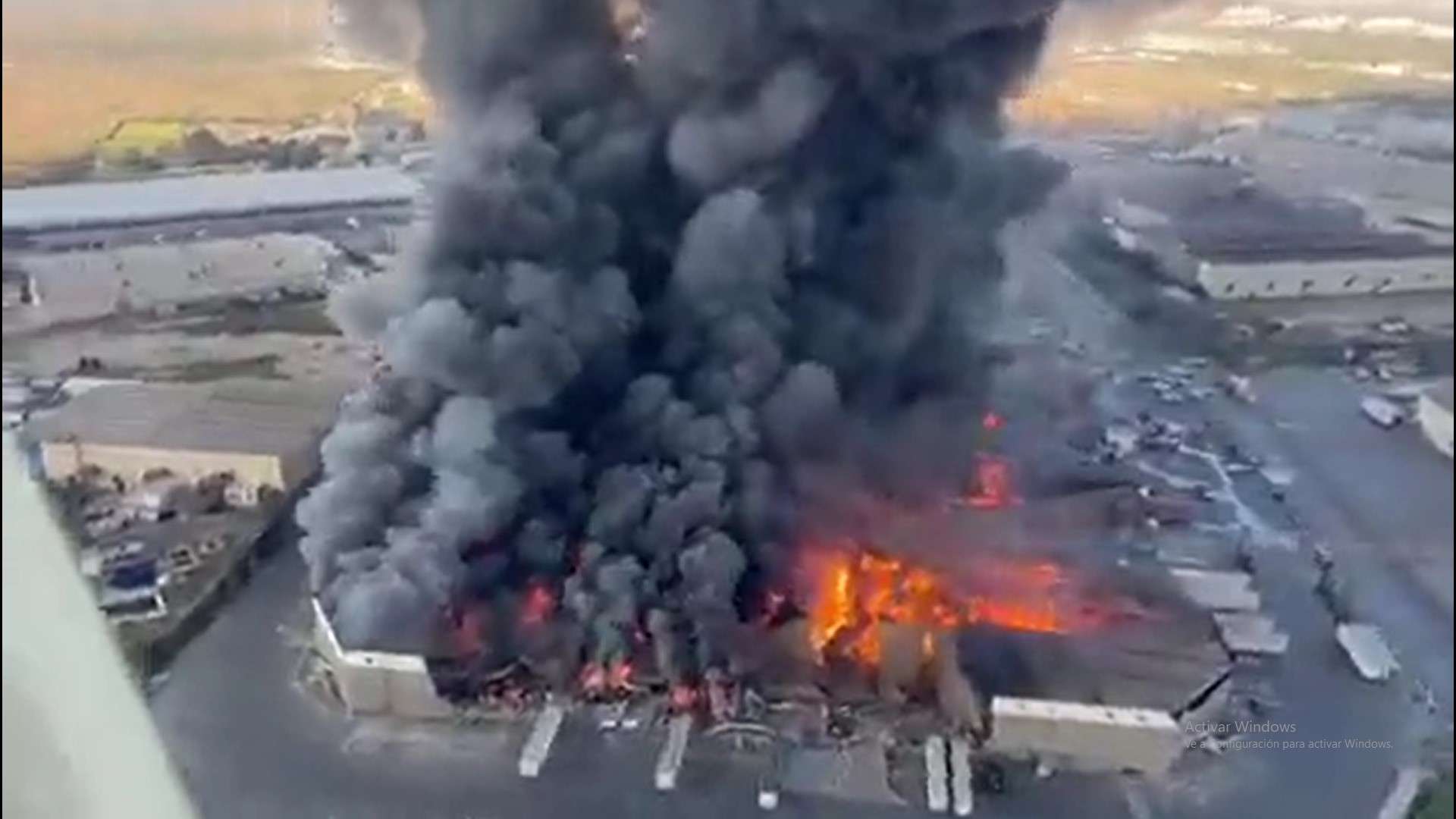 Voraz incendio consume fábrica en Santa Catarina
