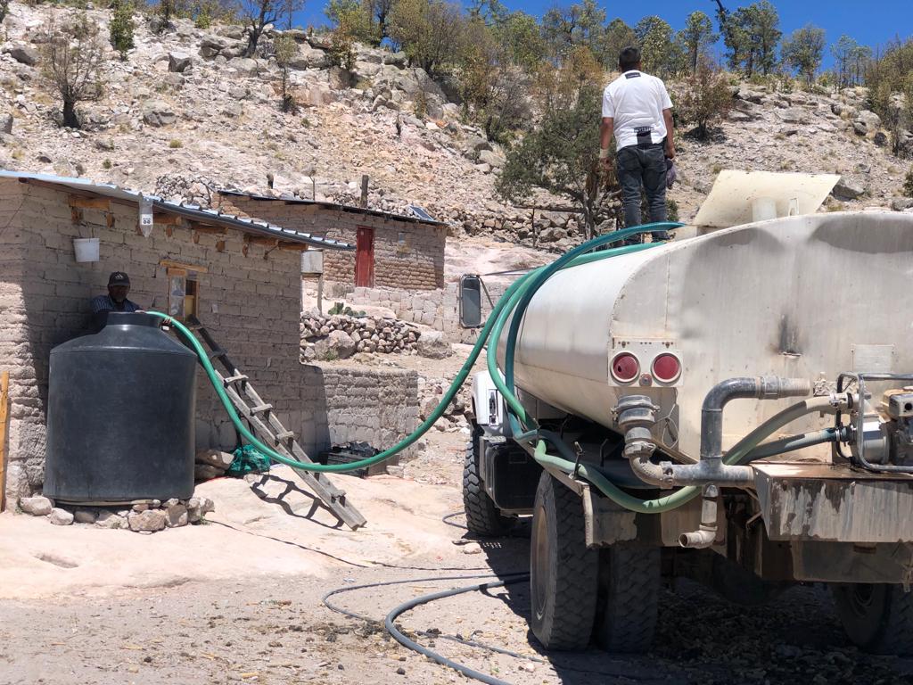 Ayuntamiento de Balleza envía pipa con agua a comunidades