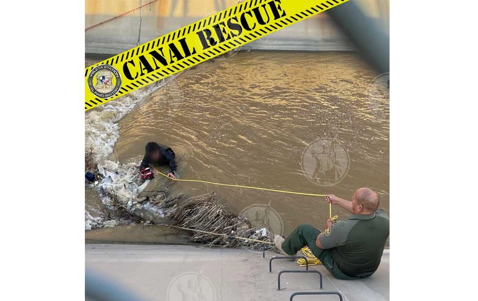 Rescatan a migrantes arrastrados por cauce de canal en El Paso