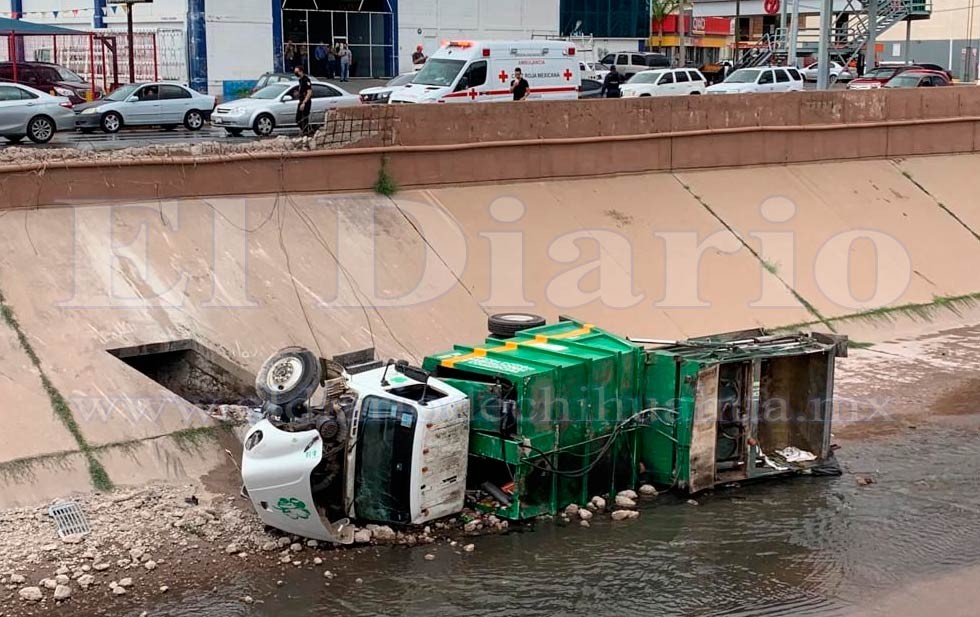 Cae camión de basura al canal; muere conductor