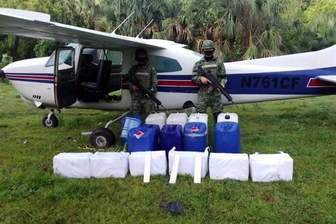 Huyen al Ejército narcos que esperaban aeronave con cocaína
