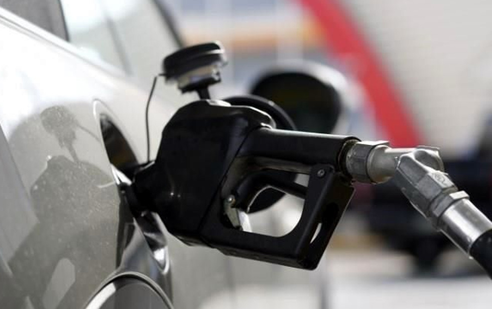 Caen precios de gasolina en EU por debajo de los 4 dólares