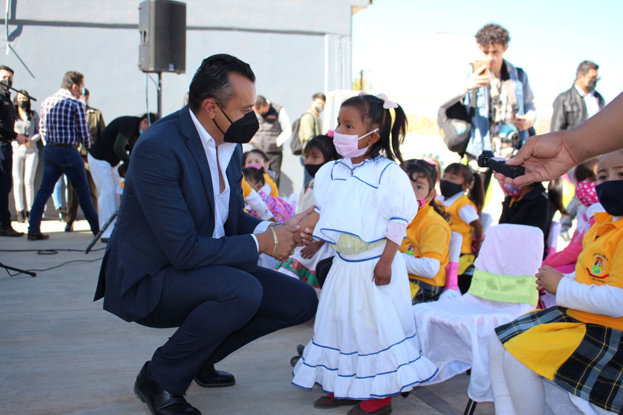 Gestiona Alcalde Peña apoyo de útiles a la comunidad Tarahumara.