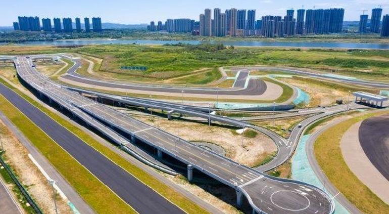 Crean pista de autos inteligentes en Wuhan con 5G, IA y ‘big data’
