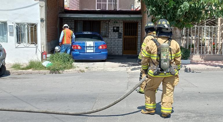 Atravesó Corolla casa en Las Granjas tras choque; desató fuga de gas